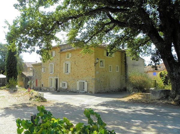 Sale stone farmhouse in the Luberon